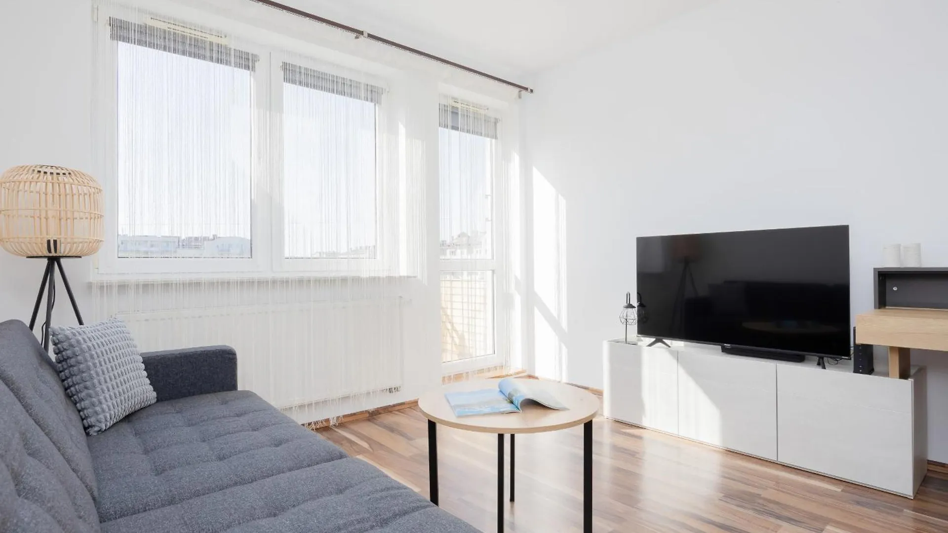 Spacious Apartment With Parking And Balcony By Noclegi Renters Warsaw