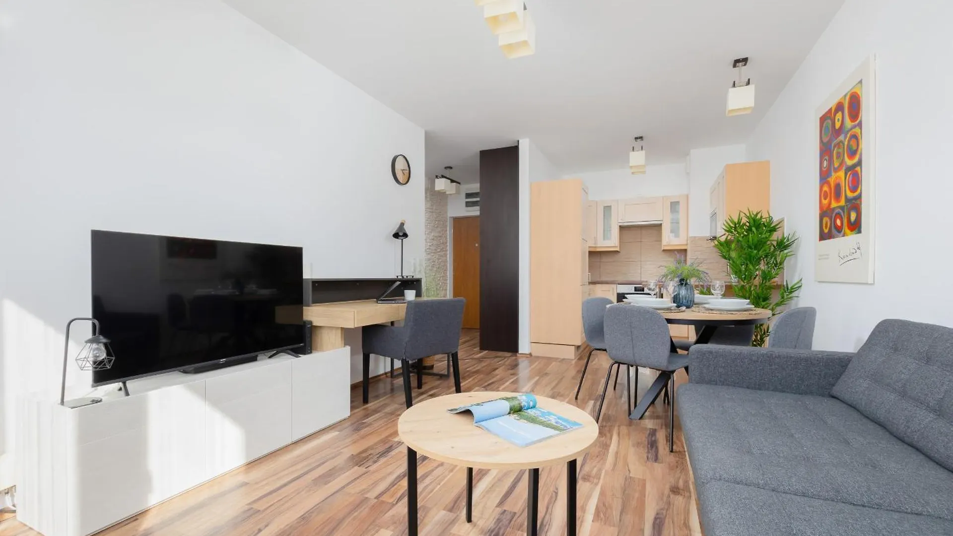 Spacious Apartment With Parking And Balcony By Noclegi Renters Warsaw