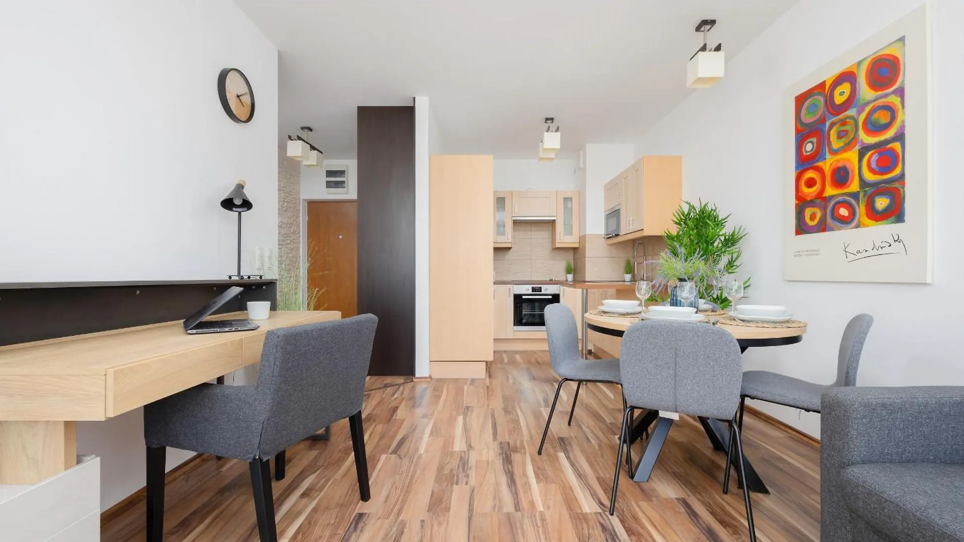 Spacious Apartment With Parking And Balcony By Noclegi Renters Warsaw 0*,
