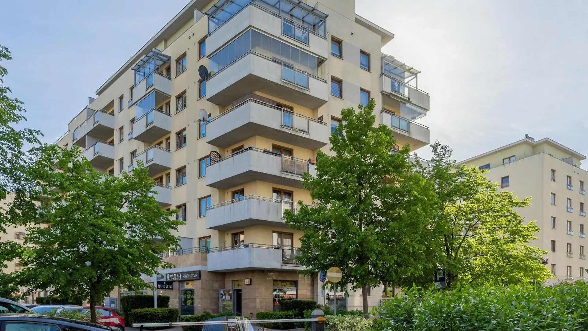 Spacious Apartment With Parking And Balcony By Noclegi Renters Warsaw